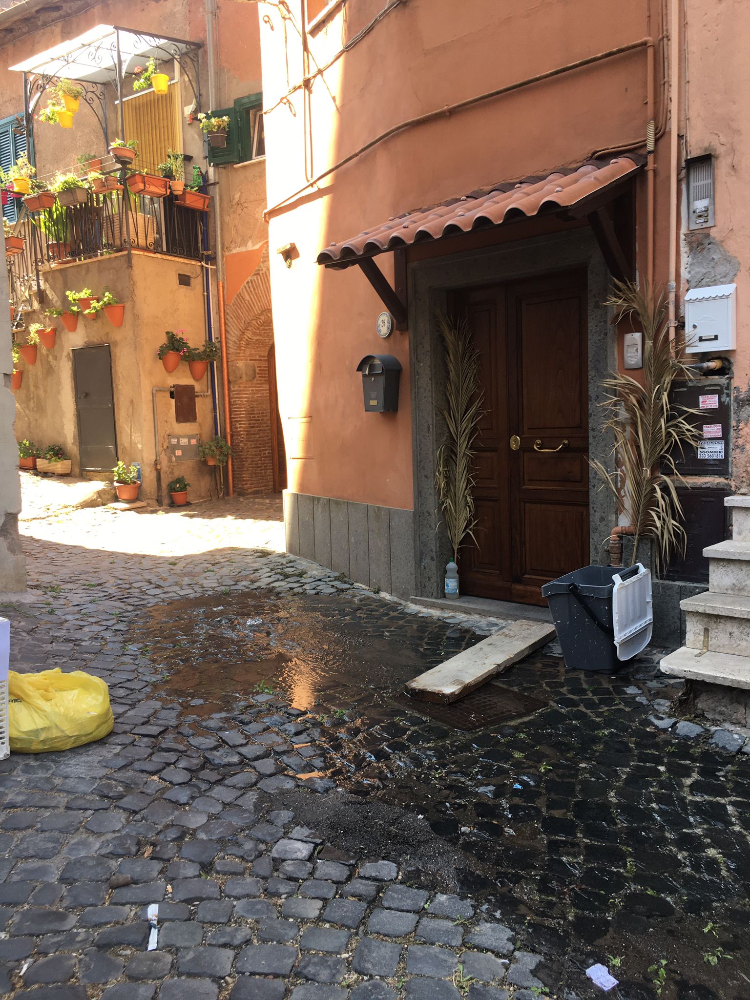 Ariccia, perdita d’acqua da 15 giorni nel centro storico: numerose segnalazioni da parte dei cittadini