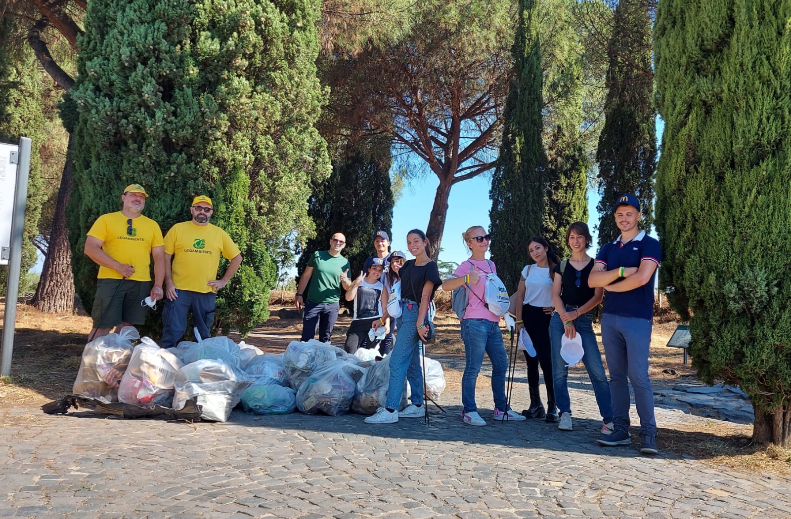 Marino, il circolo Legambiente Appia Sud Il Riccio e McDonald’s impegnati per la pulizia del tratto di Appia Antica a Frattocchie