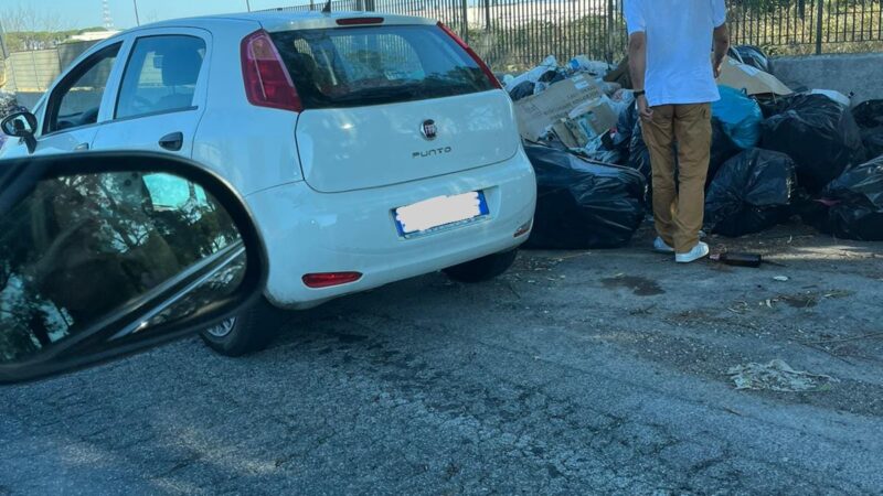 Ardea, Albano, beccato automobilista che abbandona rifiuti in strada su via Ardeatina. Redarguito e messo in fuga da due residenti