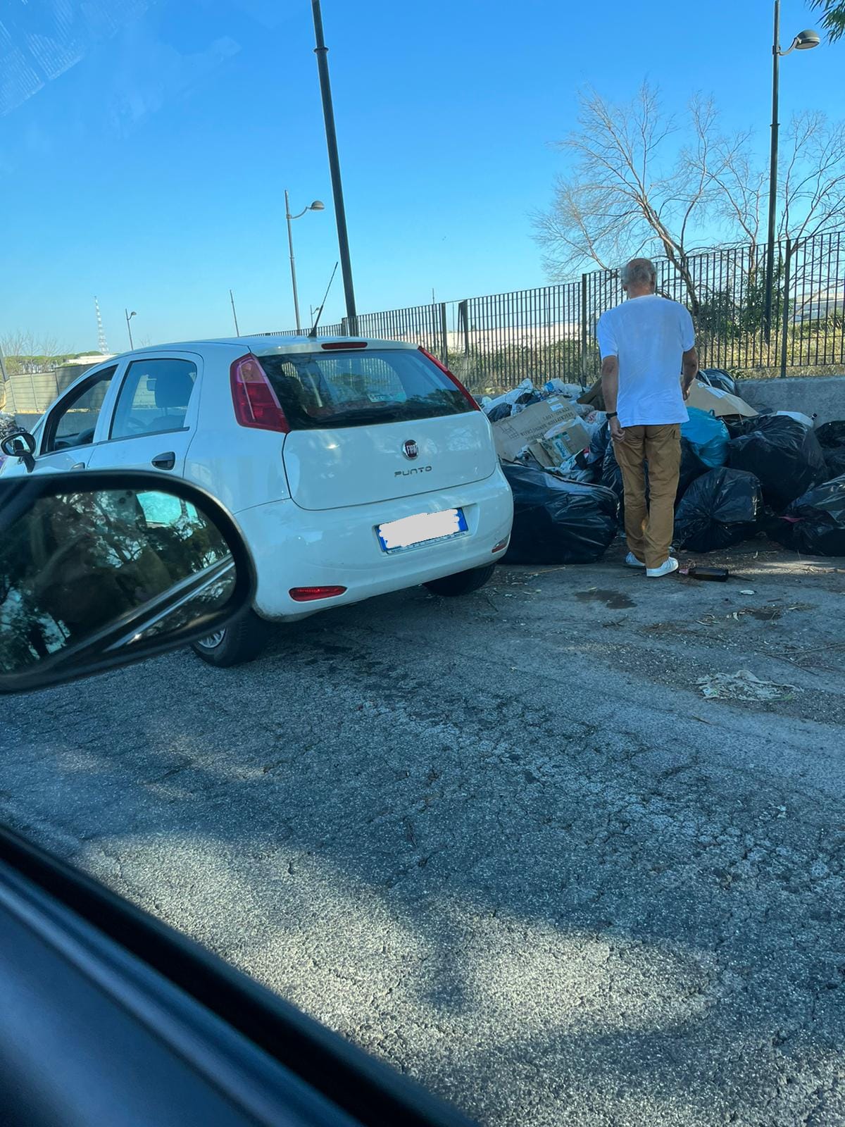 Ardea, Albano, beccato automobilista che abbandona rifiuti in strada su via Ardeatina. Redarguito e messo in fuga da due residenti