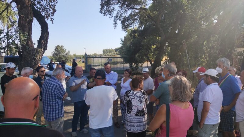 Ardea, il neoeletto sindaco Maurizio Cremonini incontra i cittadini e i comitati davanti alla discarica di Roncigliano. Proposto un progetto di collaborazione