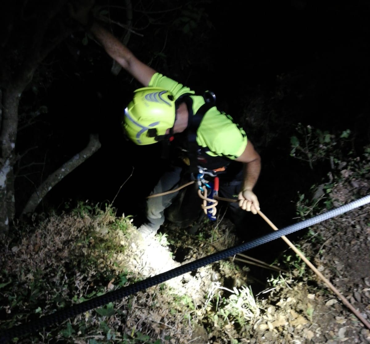 Rocca di Papa, cade in una scarpata a Montecavo, sulla via Sacra. Salvato dai pompieri dopo 6 ore di lavoro