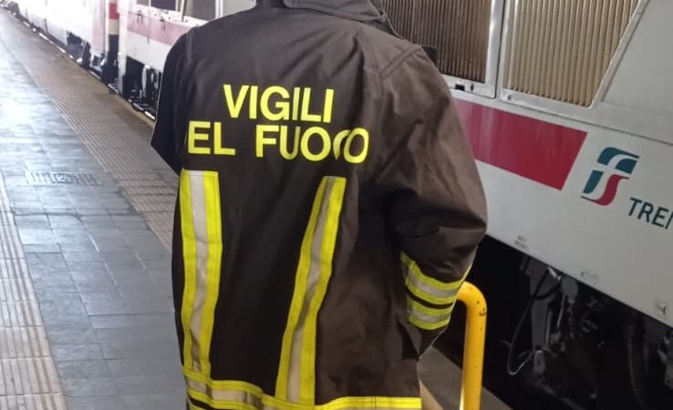 Roma Termini: Persona deceduta sotto la motrice di un treno in transito. Operazione dei vigili del fuoco in corso