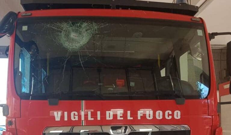 Ardea, lanciato un enorme sasso verso il mezzo dei Vigili del Fuoco in località Le Salzare. Le condanne del sindacato FNS CISL e di Tony Bruognolo (Lega)￼