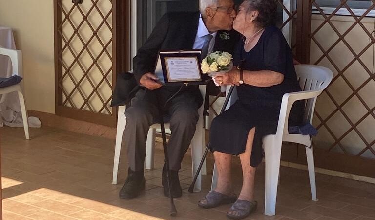 Lanuvio, festeggiano 70 anni di matrimonio, il Comune li celebra con una targa