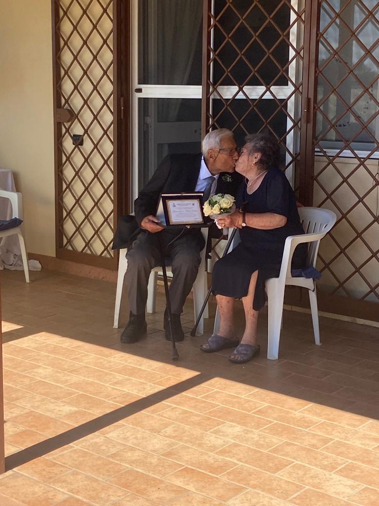 Lanuvio, festeggiano 70 anni di matrimonio, il Comune li celebra con una targa