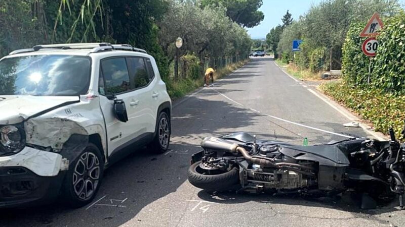 Lanuvio, grave incidente stradale in via Laviniense, ferito un centauro. Denunciato dalla polizia locale per guida in stato alterato.