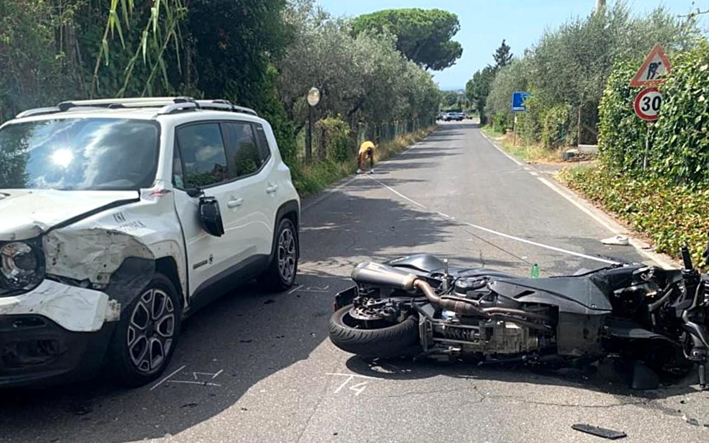 Lanuvio, grave incidente stradale in via Laviniense, ferito un centauro. Denunciato dalla polizia locale per guida in stato alterato.