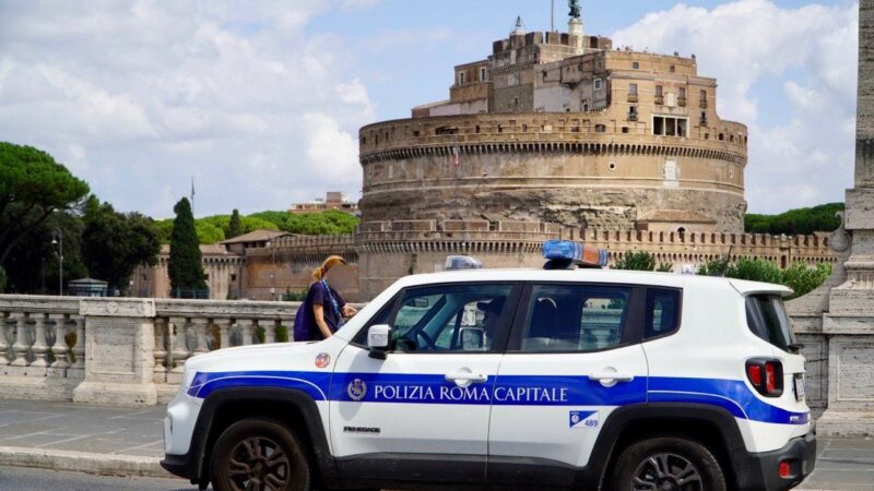 Roma, Castel Sant’Angelo, venditore abusivo tenta di aggredire agenti della Polizia Locale impegnati nei controlli e danneggia auto di servizio: denunciato