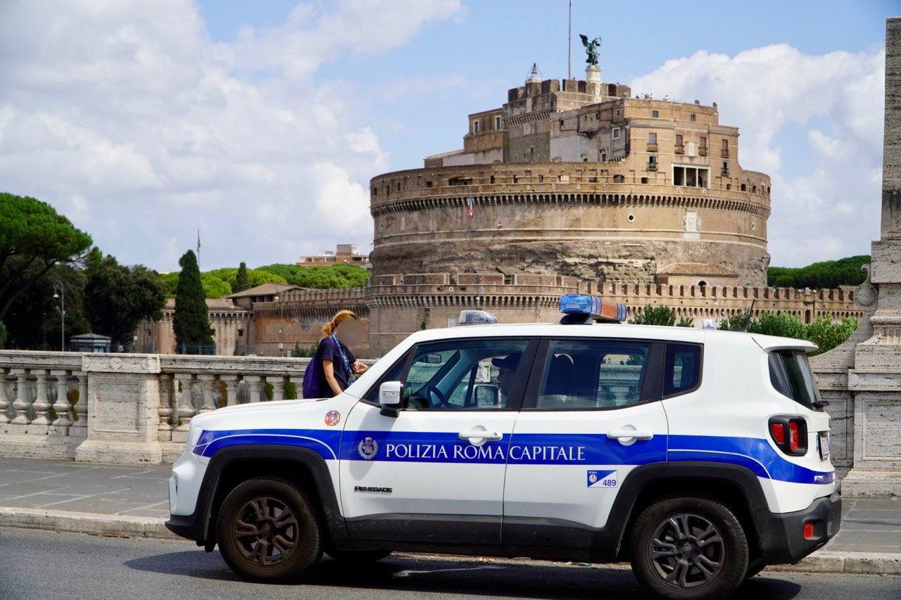 Roma, Castel Sant’Angelo, venditore abusivo tenta di aggredire agenti della Polizia Locale impegnati nei controlli e danneggia auto di servizio: denunciato