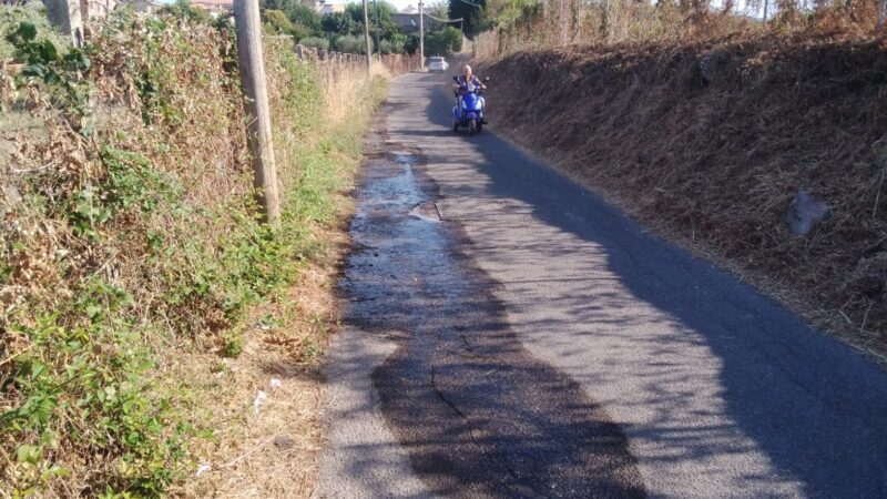 Genzano, grossa perdita in via dell’Aspro, da 15 giorni la strada già dissestata è diventata un fiume in piena