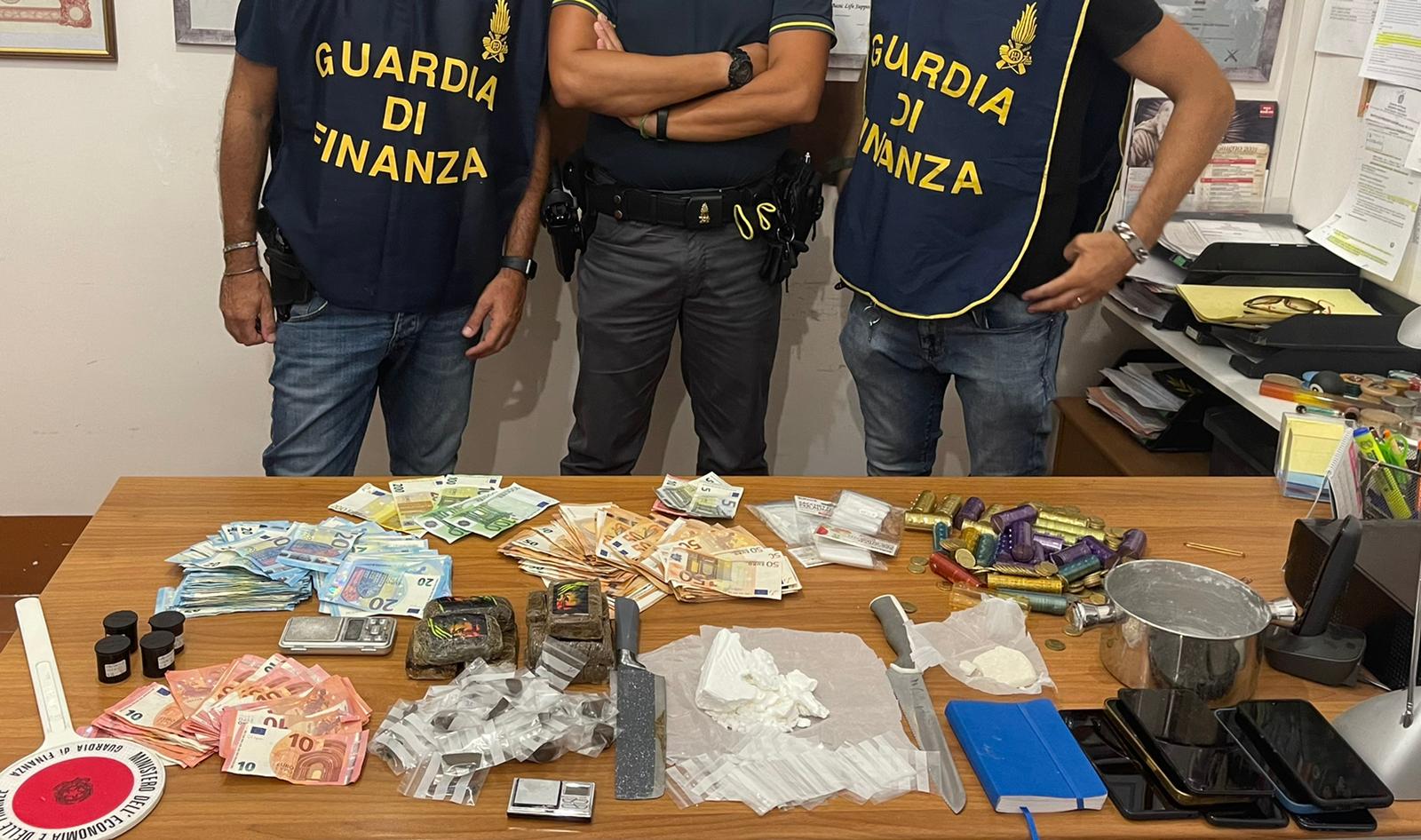 Frascati, operazione antidroga della Guardia di Finanza arrestato un pusher molto attivo in una villa a Zagarolo