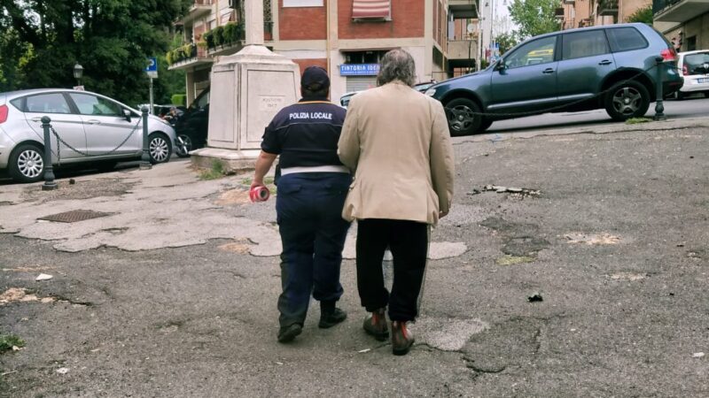 Albano: Anziano non ritrova la via di casa. Soccorso e accompagnato nella sua abitazione da una vigilessa