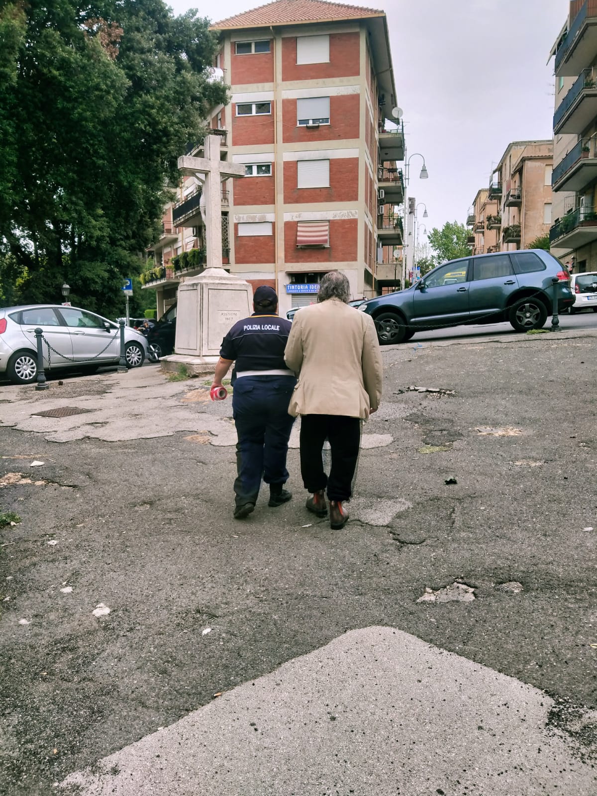 Albano: Anziano non ritrova la via di casa. Soccorso e accompagnato nella sua abitazione da una vigilessa