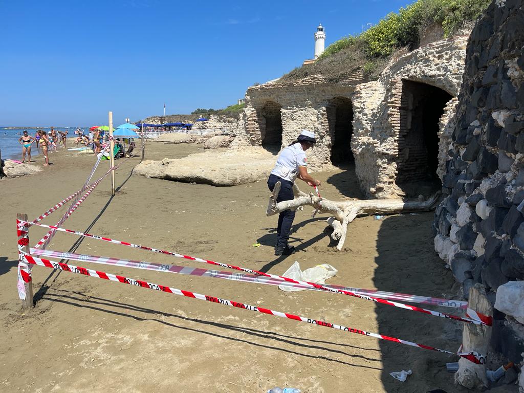 Anzio: Bagnanti e villeggianti sui resti delle Grotte della Villa di Nerone. Operazione della polizia locale