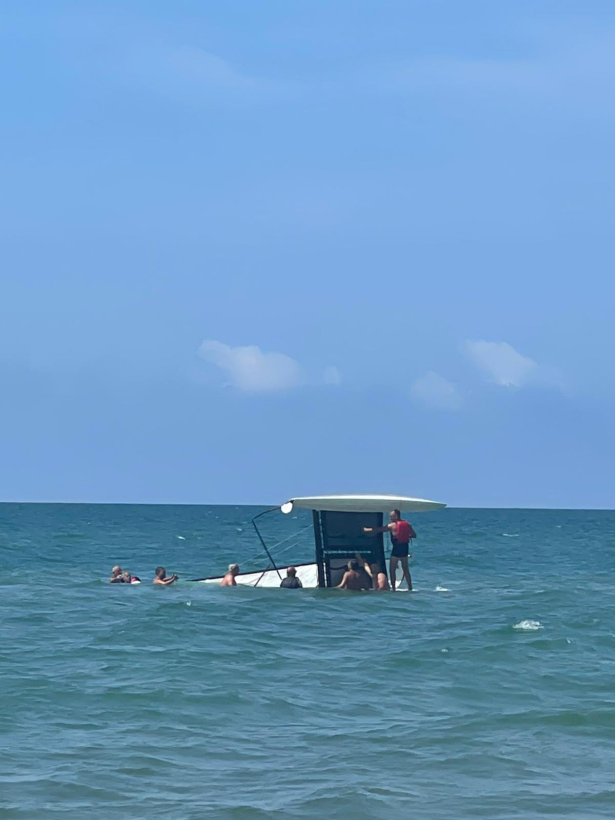 Ardea, si capovolge imbarcazione per il forte vento, dalla spiaggia intervengono per aiutare i ragazzi in difficoltà