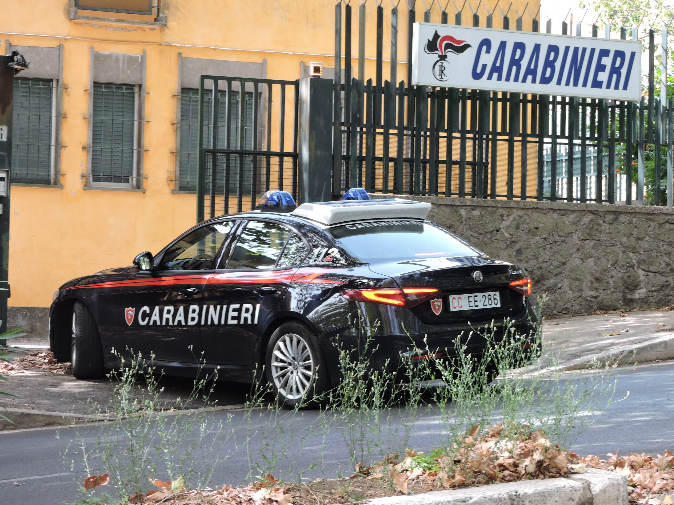 Nemi, arrestato 40enne violento che ha assaltato con una mazza da baseball la proprietà dei suoi vicini e padroni di casa