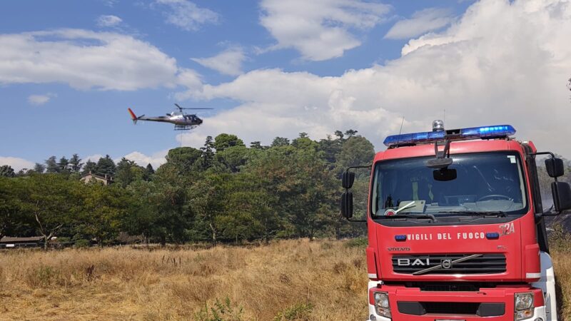 Genzano, incendio vasto e repentino in via Pozzo Bonelli, al lavoro da alcune ore pompieri e protezione civile