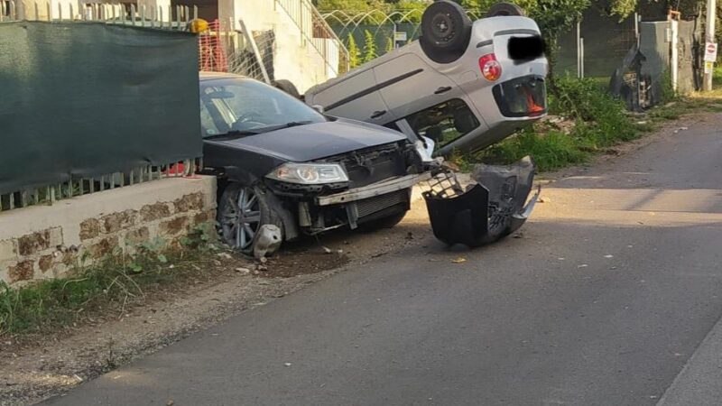 Lanuvio, grave incidente in via Astura con 2 feriti, le macchine finiscono contro le case