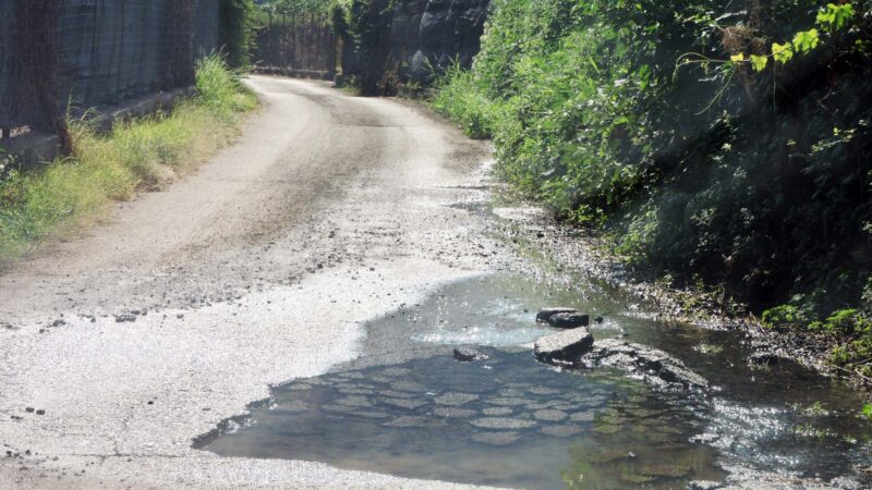 Nemi: Pericolosa e profonda buca piena d’acqua al Lago, in via delle Pantane. Da alcune settimane nessuno interviene