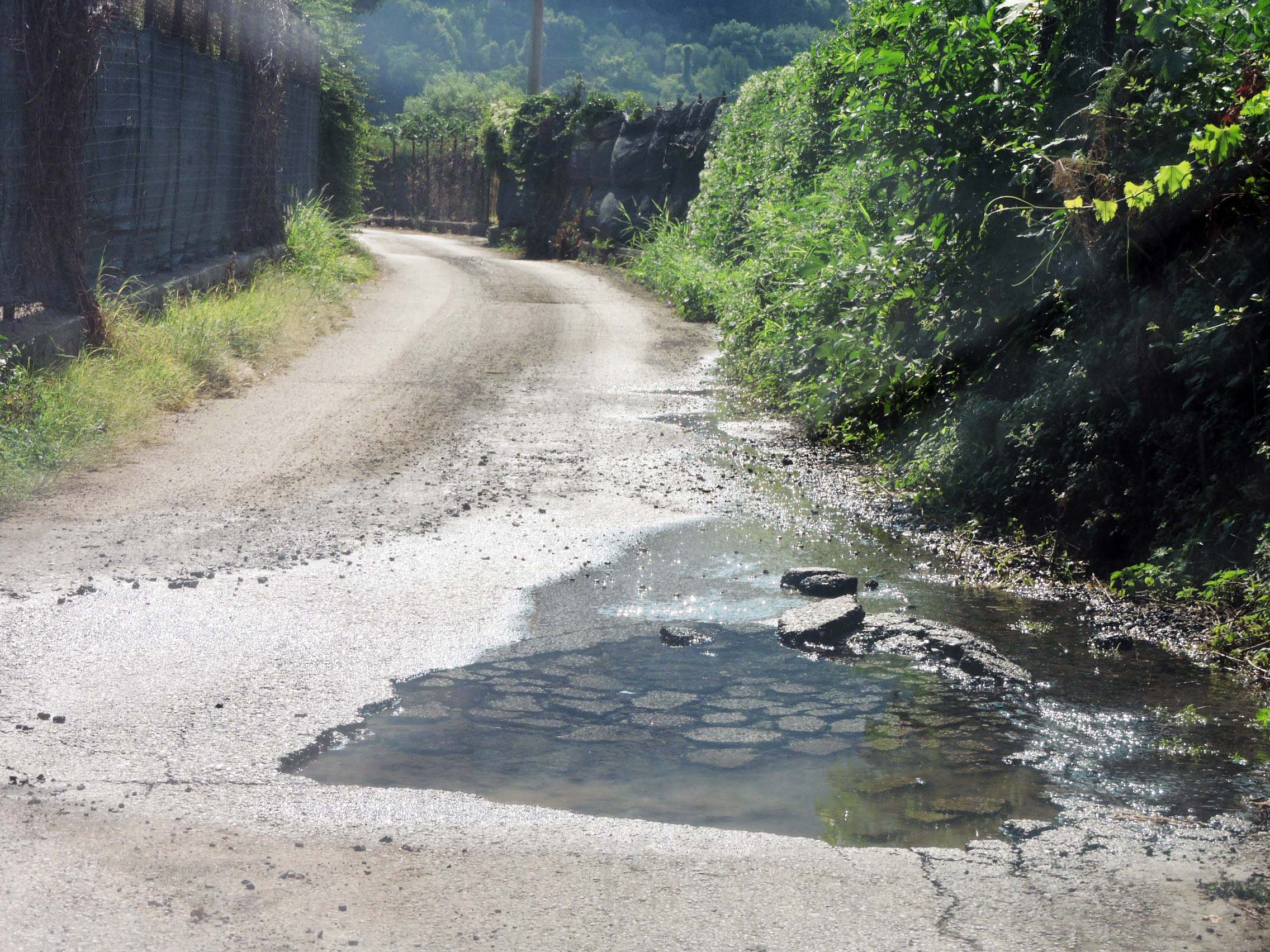 Nemi: Pericolosa e profonda buca piena d’acqua al Lago, in via delle Pantane. Da alcune settimane nessuno interviene