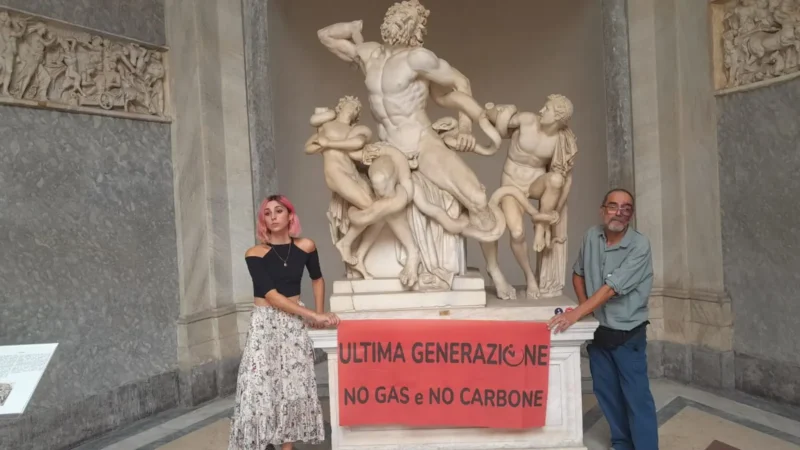 Blitz degli attivisti del clima ai Musei Vaticani: si incollano al Laocoonte