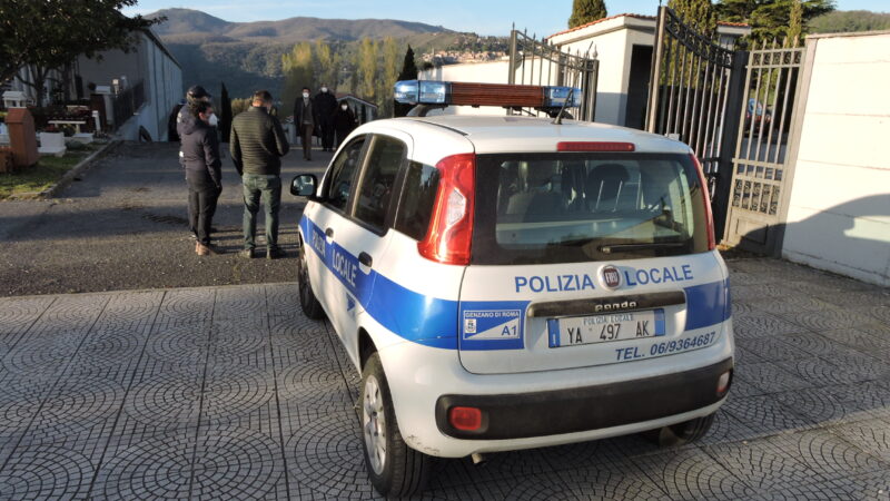 Genzano, lapide cimiteriale trovata vicino ad un contenitore abiti usati al quartiere rurale dei Landi: la condanna del gesto del Comitato Landi.￼