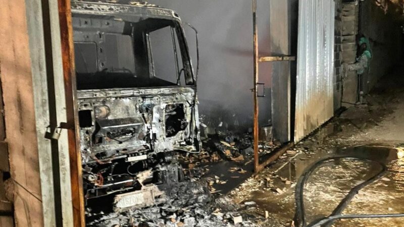 Velletri, incendio in un garage, dopo due ore di lavoro i vigili del fuoco sono riusciti a domare le fiamme