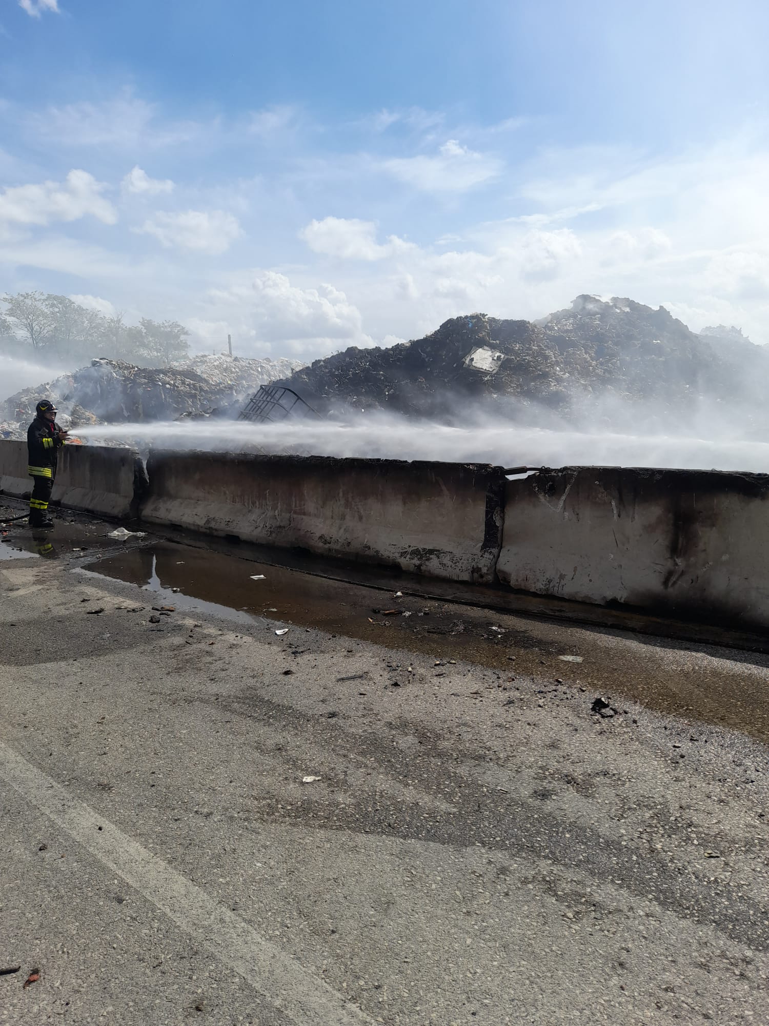 Ciampino, ancora al lavoro i Vigili del Fuoco e la Protezione Civile per l’incendio della discarica in via Enzo Ferrari