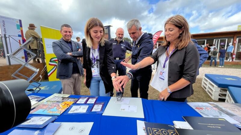 Rocca di Papa, Campionati Mondiali di Equitazione, oggi l’annullo filatelico con Poste Italiane. Presente la consigliera comunale Veronica Cetroni e il presidente Fise Di Paola￼