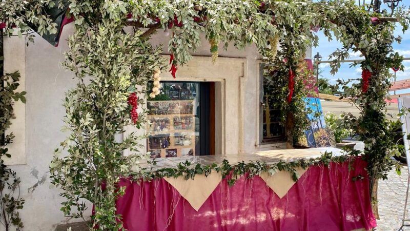 Ariccia, per la Sagra della Porchetta l’Associazione “Amici Per Caso” ha realizzato la Fraschetta per raccogliere fondi per realizzare il Presepe Vivente e la Via Crucis