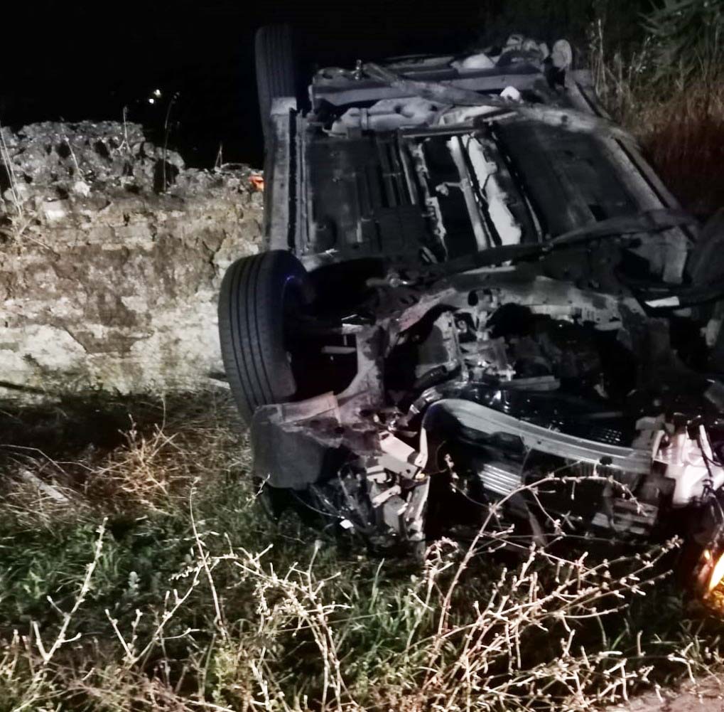 Ariccia: Incidente notturno in zona Vallericcia, ragazzo esce di strada con la sua auto, abbatte palo luce e si cappotta