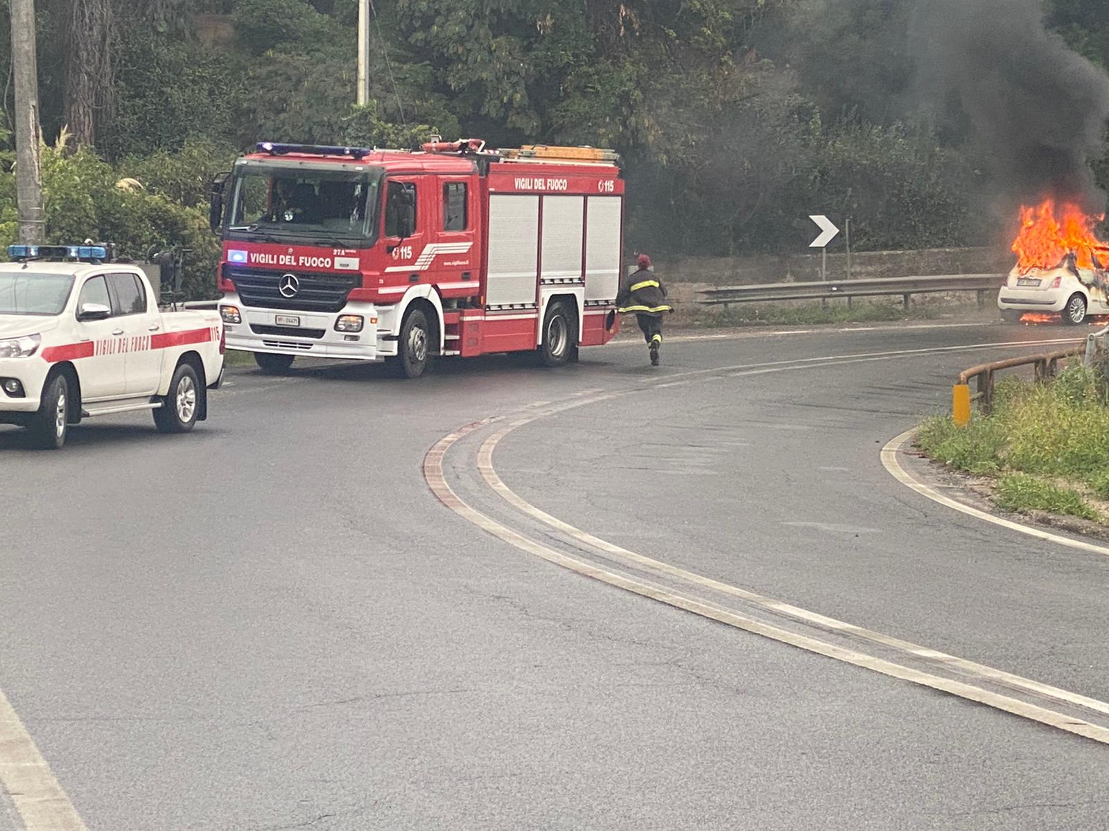 Velletri, incidente in Via Roma tra una Jeep e una Fiat 500 dove quest’ultima ha preso fuoco