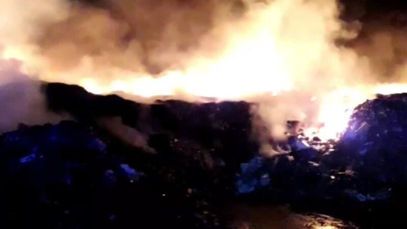 Ciampino, va a fuoco una discarica di materiale edile, al lavoro diversi mezzi dei pompieri