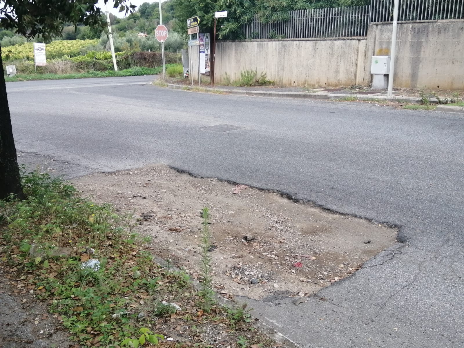 Genzano: Grossa buca segnalata dai cittadini in via dell’Artigianato