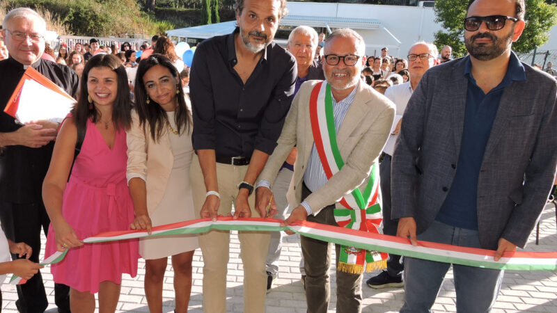 Cecchina, inaugurata questa mattina la nuova scuola primaria in via Romania.  Venti aule per 400 bambini