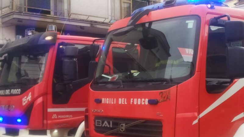 Marino – Paura a Santa Maria delle Mole per un incendio al primo piano di un’abitazione. Salvata signora anziana