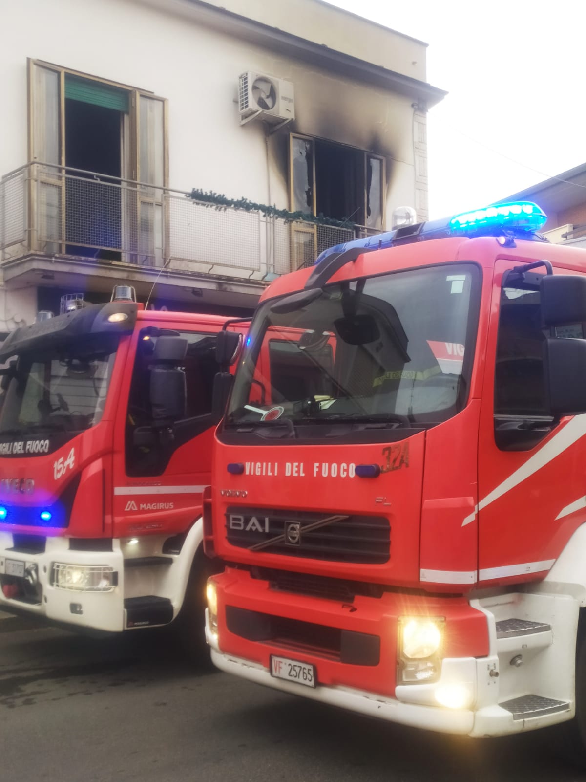 Marino – Paura a Santa Maria delle Mole per un incendio al primo piano di un’abitazione. Salvata signora anziana