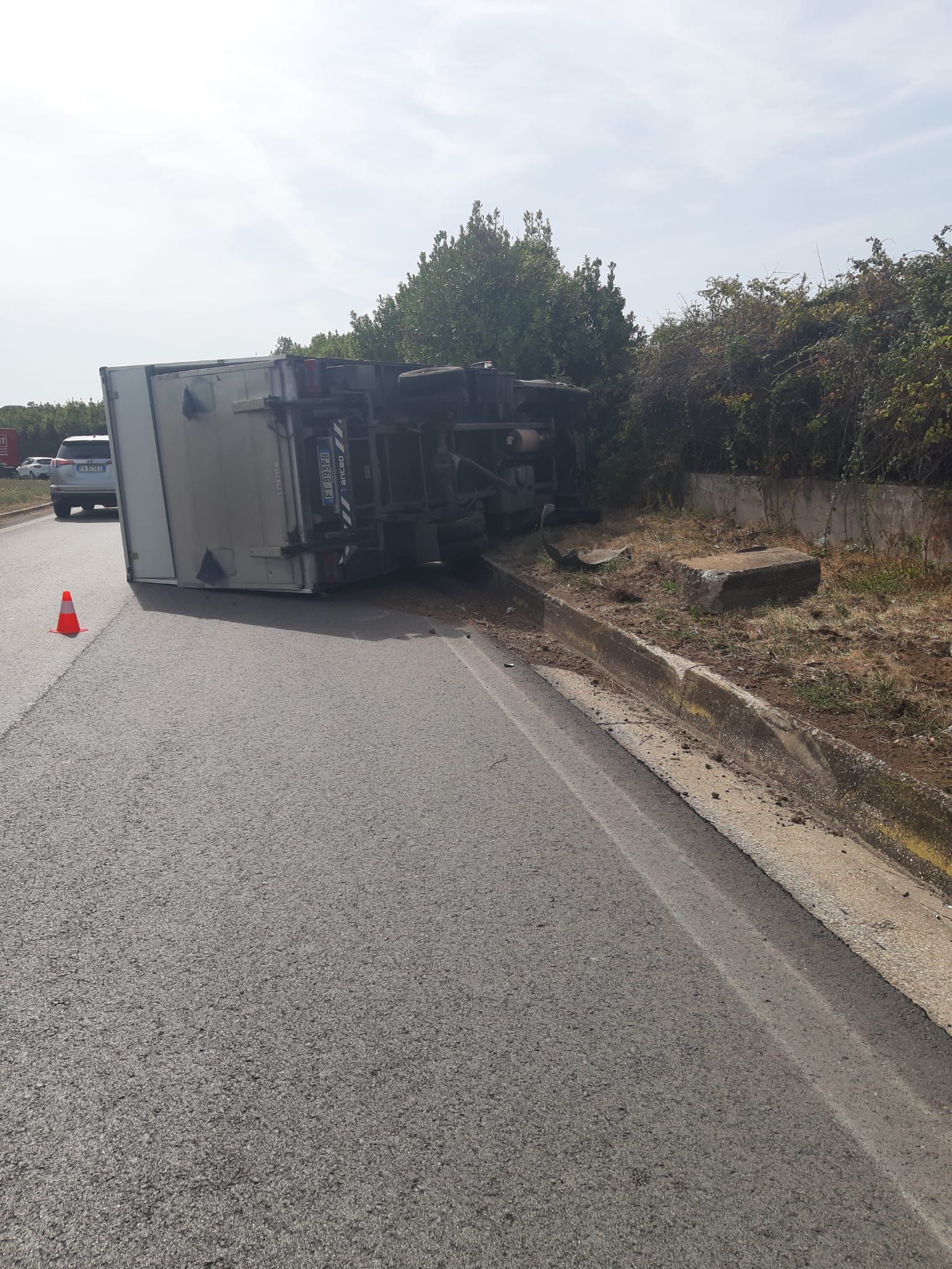 Ciampino, camion che trasportava lavanderia si ribalta su via Appia in tarda mattinata,  rallentamenti al traffico