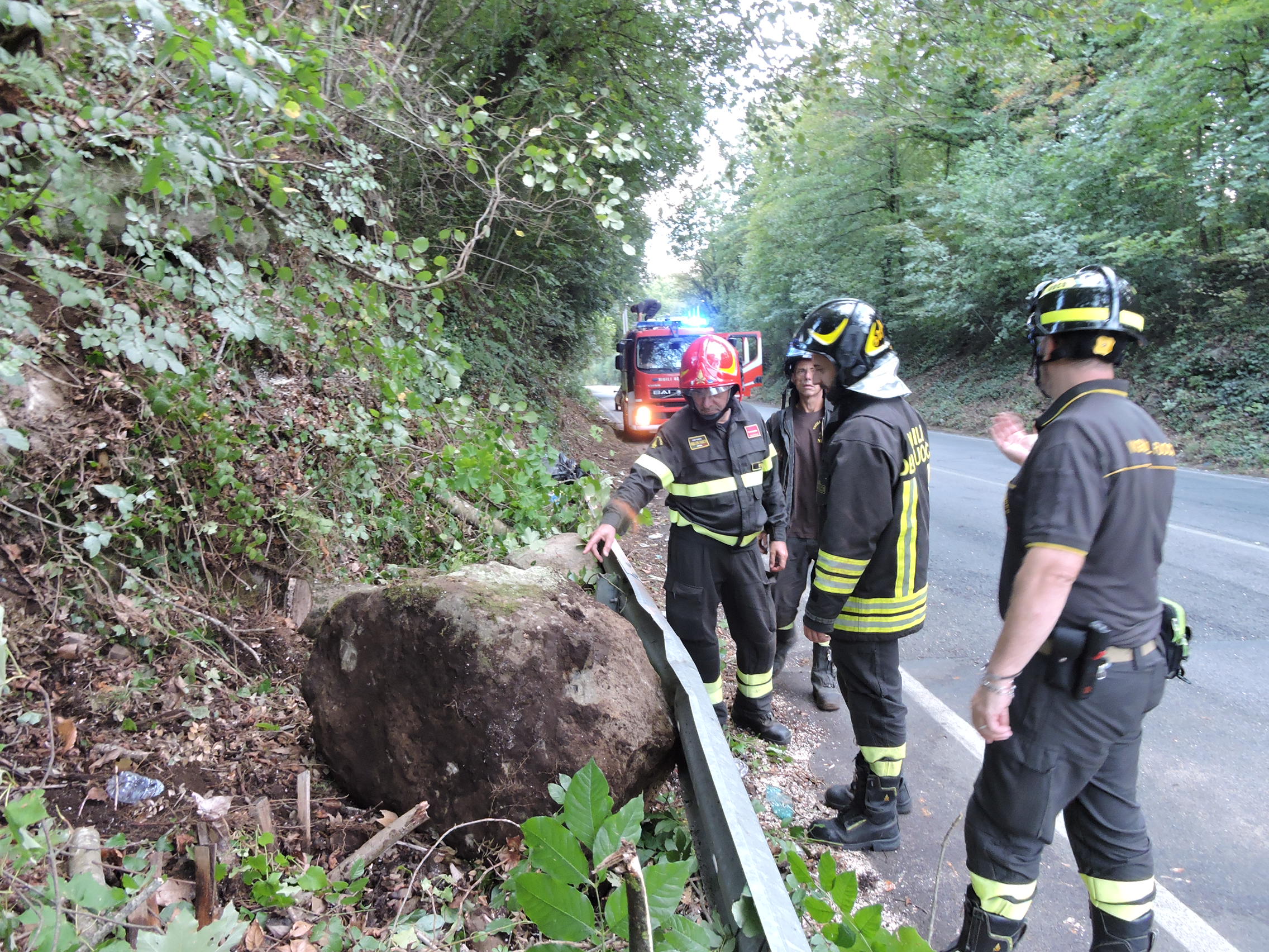 Rocca di Papa, frana di massi su albero sulla strada provinciale via Ariccia, chiusa per un’ora. Sul posto vigili del fuoco e polizia locale