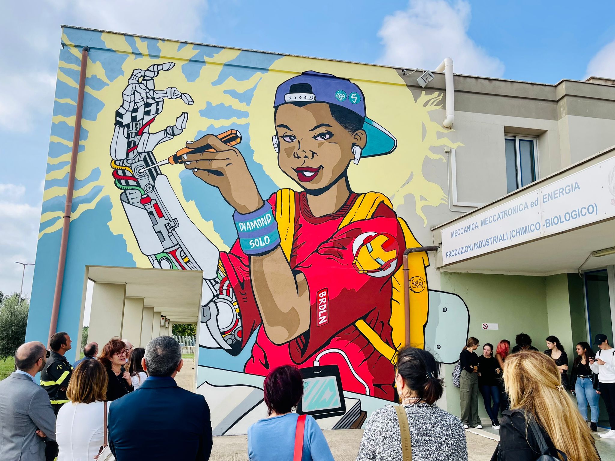 Pomezia, scuola: i 4 licei del Comune di illuminano di “Raggi di futuro”, 8 murales realizzati da studenti e street artist