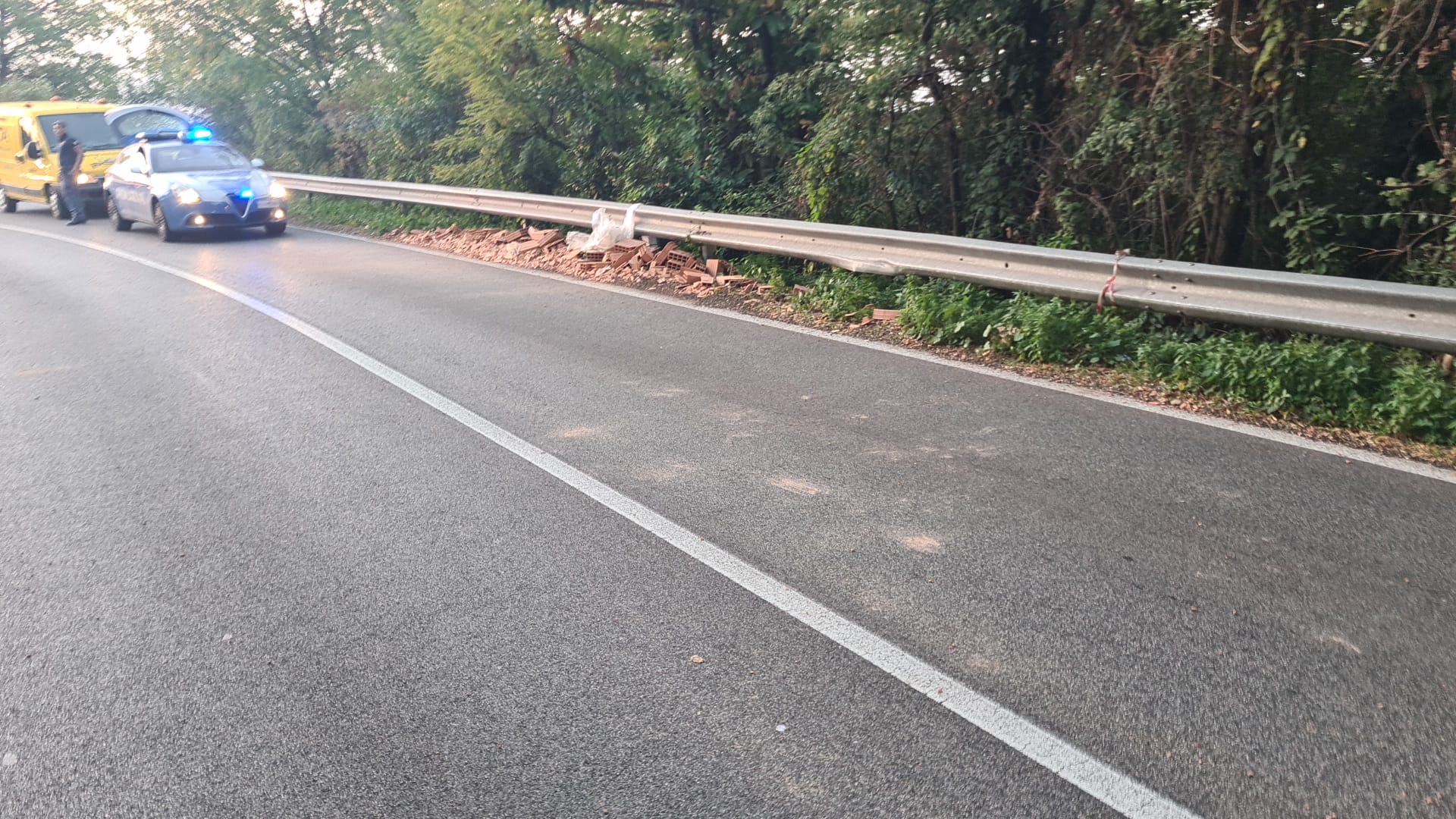 Velletri, camion perde parte del carico sulla via dei laghi. Strada chiusa per circa un’ora dalla Polizia