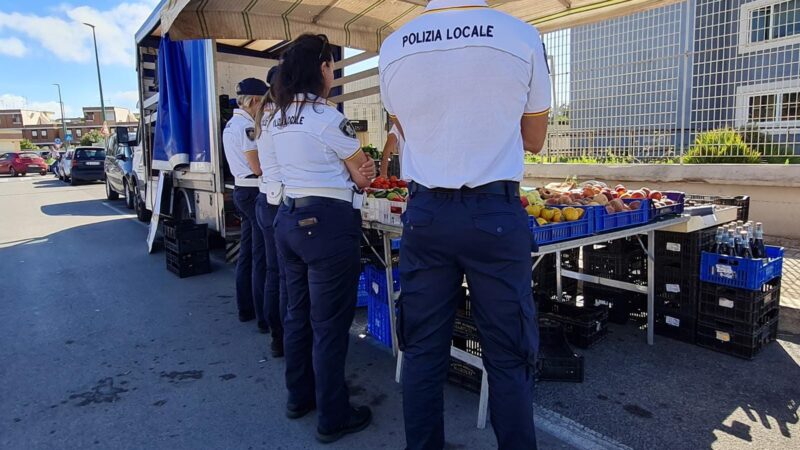 Anzio, controllo della polizia locale agli irregolari del mercato settimanale. Sanzionati e allontanati quattro commercianti