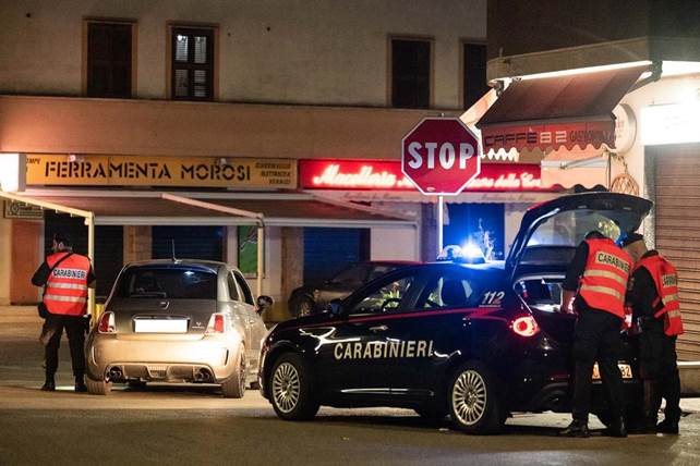 Ardea: Carabinieri arrestano 30enne gravemente indiziato di rapina ai danni di una donna ferma a un distributore carburanti