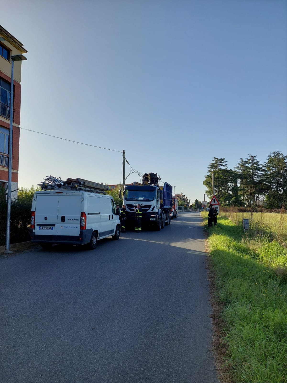 Ariccia, camion trancia i cavi della linea elettrica, si attende intervento dei tecnici