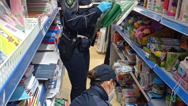 Ciampino, controlli di Polizia nei negozi di giocattoli, sequestrati oltre 1200 articoli e accessori di Halloween