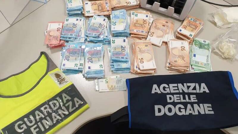 Ciampino: Scoperti in un mese oltre 640 mila euro non dichiarati, 45 le violazioni in materia valutaria dall’agenzia delle Dogane