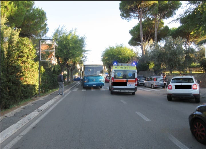 Velletri, doppio incidente in mattinata, investita studentessa 14enne davanti liceo Mancinelli e tamponamento a catena tra due autocarri e un furgoncino in via Appia Sud