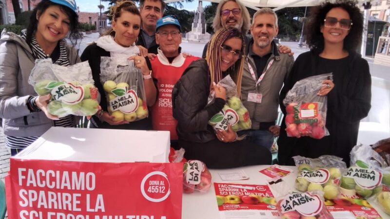 Genzano: Weekend con lo stand delle mele dell’Aism in piazza Frasconi. Organizzato dalla Proloco