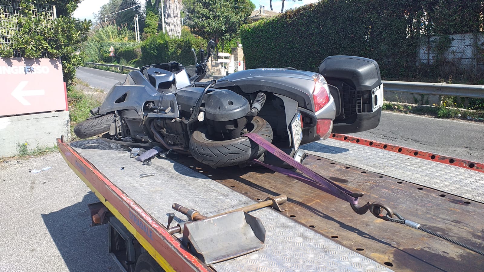 Genzano, grave incidente in via Appia Vecchia: motociclista trasportato in ospedale in codice rosso